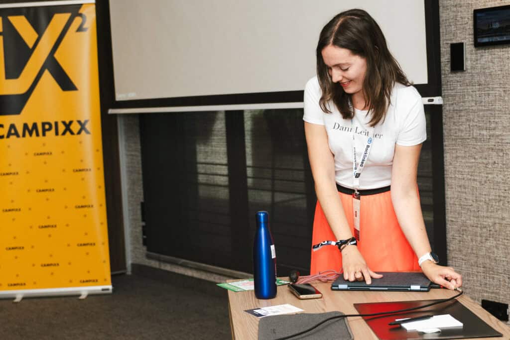 Dani Leitner nach ihrem Vortrag auf der Campixx beim schliessen des Laptops